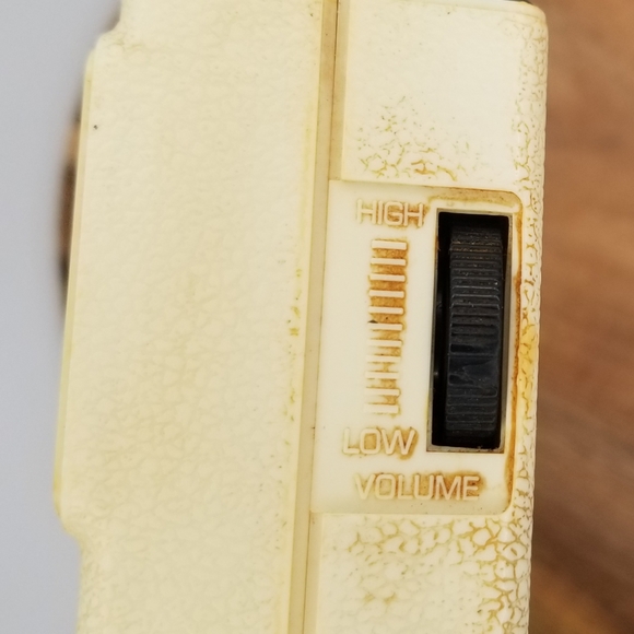 White GE Transistor radio, model 7-2517. - Picture 6 of 6